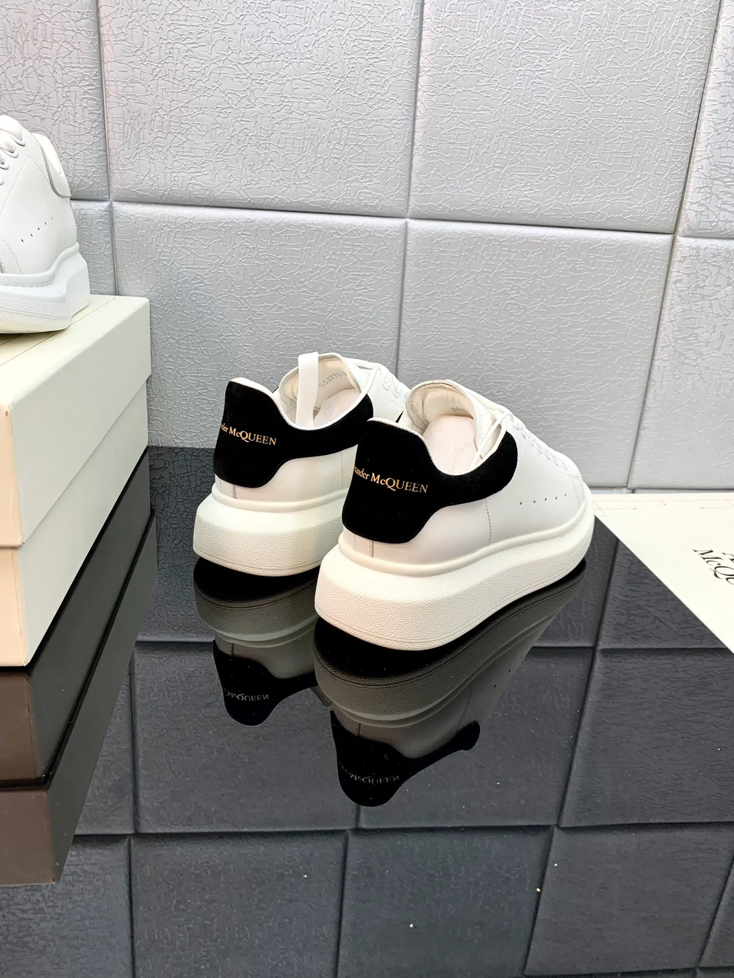 👟👟Ex-factory price 480👟👟 2022 latest upgraded version The latest McQueen white shoes original 1⃣: 1⃣ perfect replica ☑Deliver the latest counter full set of packaging 🎁Full series of color styles are constantly updated🥳🥳 🔺Fabric: Customized original matte silk cowhide 🔺Inner: imported water-dyed sheepskin lining/original customized soft cowhide cushion 🔺Feet: super clear high temperature air pressure logo➕soft latex pad 🔺Outsole: rubber T👟👟Ex-factory price U vacuum bottom/I👟👟Ex-factory price foam original bottom, thick bottom about 4cm 🔺Size: Female M34-40 Male M39-45